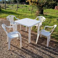 Tavolo in plastica con sedie da giardino