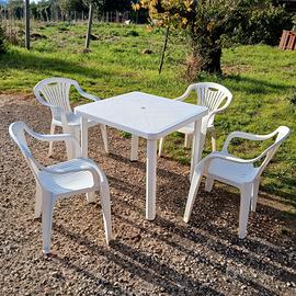 Tavolo in plastica con sedie da giardino