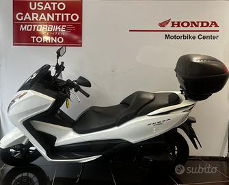 Honda Forza 300 .