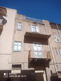 Palazzina tre piani e magazzino