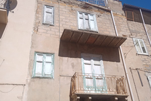 Palazzina tre piani e magazzino