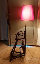 Arcolaio antico originale con lampada a cappello