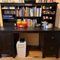 Scrivania con libreria