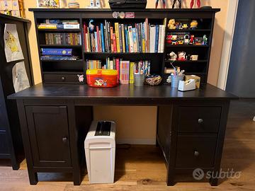 Scrivania con libreria