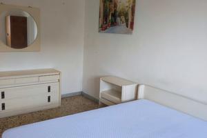 Camera in appartamento con letto matrimoniale