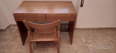 Piccola scrivania con sedia 