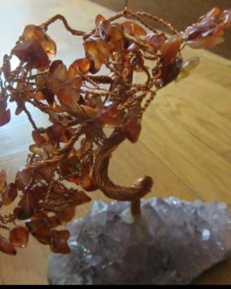 Albero in rame e pietre