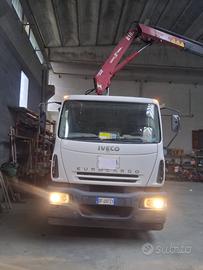 Iveco eurocargo con gru retro cabina e cassone