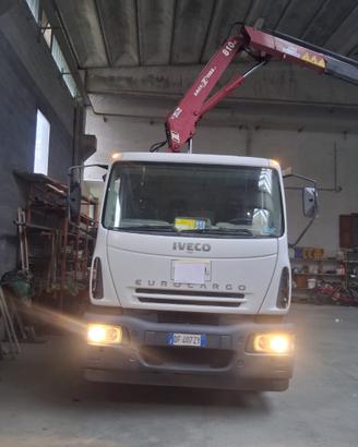 Iveco eurocargo con gru retro cabina e cassone