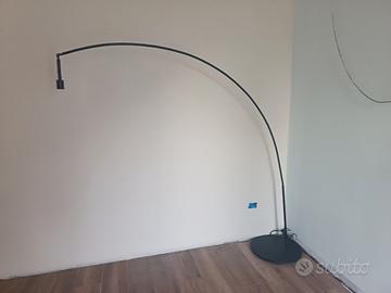 base nera per lampada curva ikea skaftet