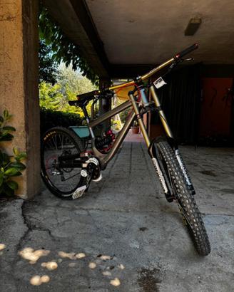 Bici downhill commencal