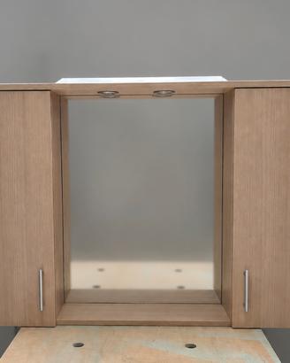 Mobile bagno con specchio, due pensili, faretti.