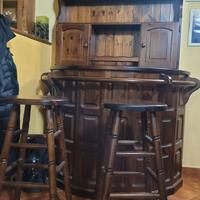 Mobile Bar in legno, con mensola e due sgabelli