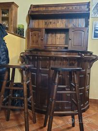 Mobile Bar in legno, con mensola e due sgabelli