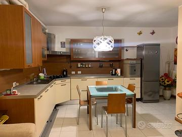Cucina completa di elettrodomestici