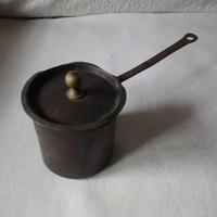 Pentolino antico in rame con occhiello sul manico