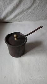 Pentolino antico in rame con occhiello sul manico