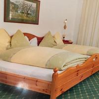 2 Letti matrimoniali/3 letti singoli con comodini.