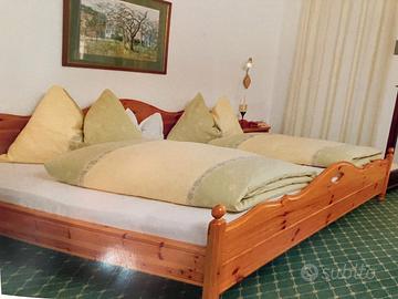 2 Letti matrimoniali/3 letti singoli con comodini.