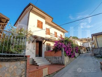 Villa bifamiliare Carrara [Bonascola 7VRG]