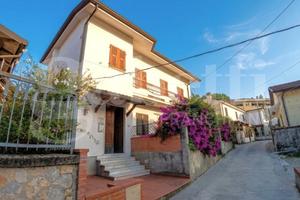 Villa bifamiliare Carrara [Bonascola 7VRG]