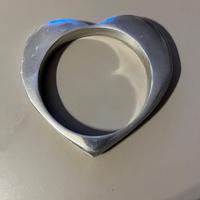 Bracciale in metallo rigido a forma di cuore