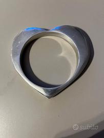 Bracciale in metallo rigido a forma di cuore