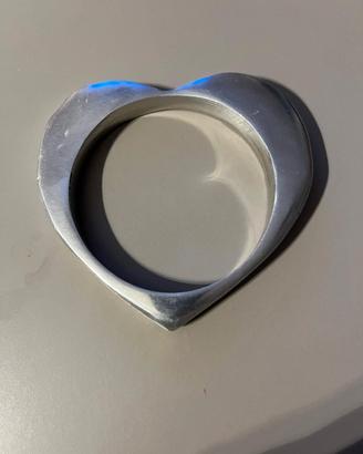 Bracciale in metallo rigido a forma di cuore