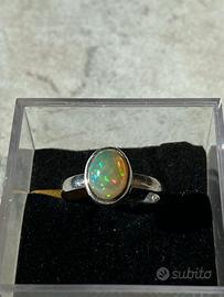 Anello in argento con opale naturale