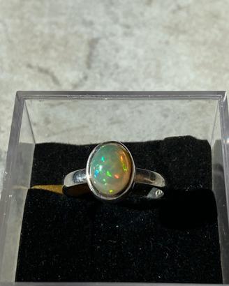 Anello in argento con opale naturale