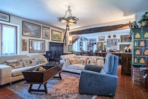 Villa di 232 m² con più di 5 locali a Castana