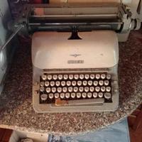 Macchina da scrivere vintage Adler