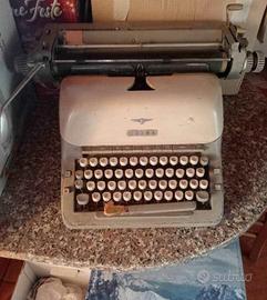 Macchina da scrivere vintage Adler