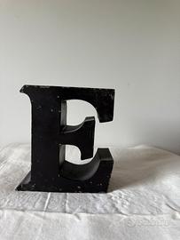 Lettera insegna vintage E nera metallo