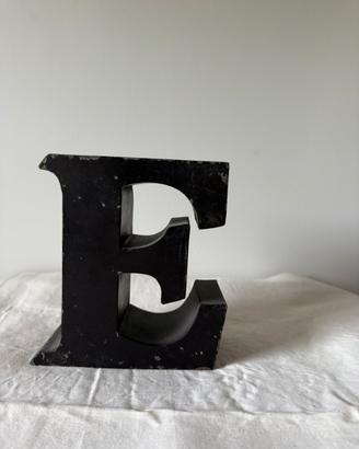 Lettera insegna vintage E nera metallo