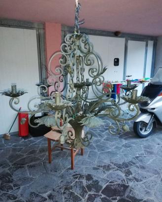 LAMPADARIO IN FERRO BATTUTO