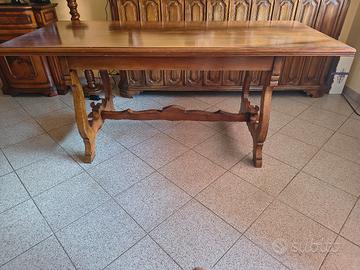 tavolo in noce con sedie