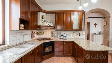 Cucina in Legno con Penisola + Elettrodomestici