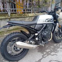 PROMO SCRAMBLER BICILINDRICA BRIXTON CROSSFIRE 500