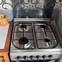 Cucina a gas e forno elettrico