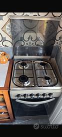 Cucina a gas e forno elettrico