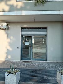  locale di 42 mq con ampio parcheggio