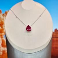 Ciondolo con rubino su collana in oro bianco