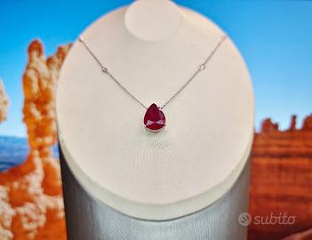 Ciondolo con rubino su collana in oro bianco