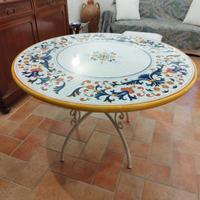 Tavolo da esterno in pietra dipinto a mano