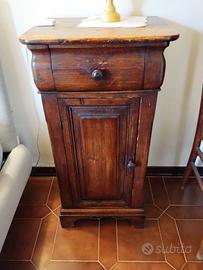 Comodino in legno