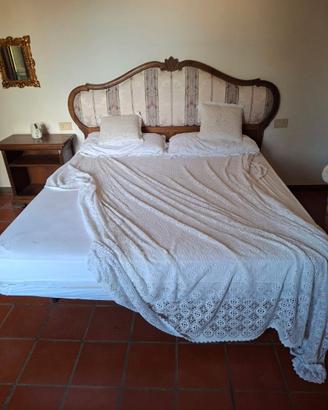 letto antico con testata