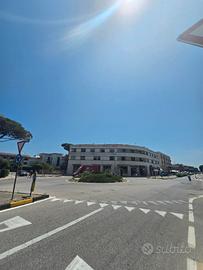 Cantinette/locali di sgombero in centro tirrenia