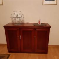 Armadietto basso a tre ante