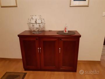 Armadietto basso a tre ante